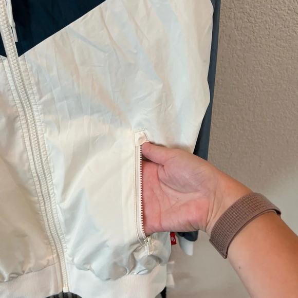 Nike women’s Windrunner jacket size small - Picture 4 of 11